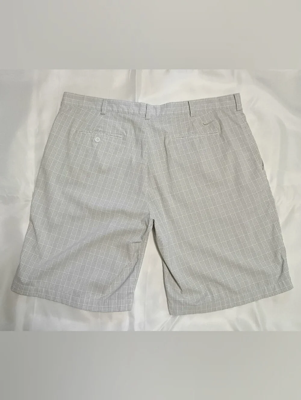 Nike Dri-Fit Golf Lt Gray Plaid Flat Front Bermuda Shorts Pockets Men's 42 NWOT